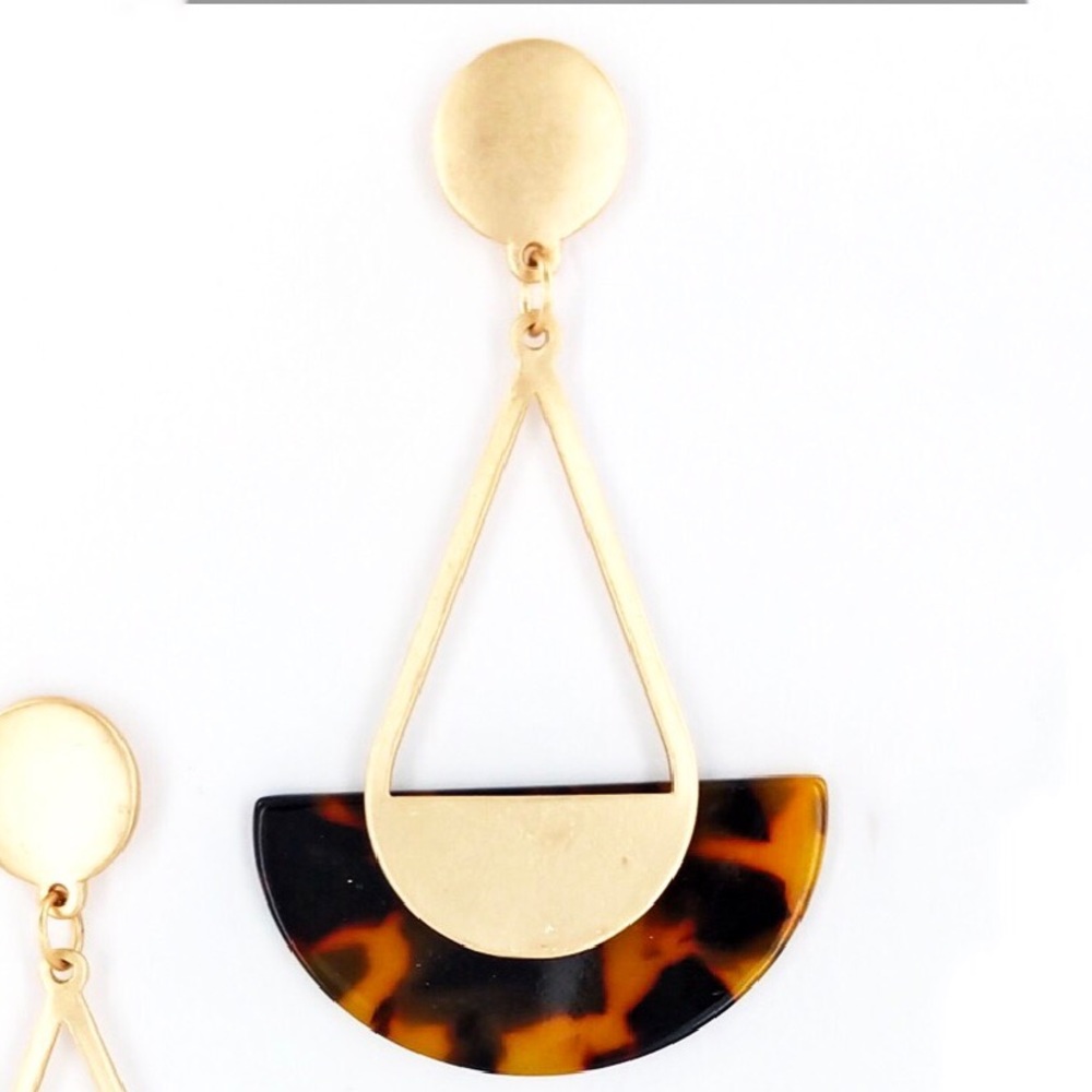 RESIN TORTOISE FARRAH BROWN V-SHAED GOLD EARRINGS - Picture 3 of 3